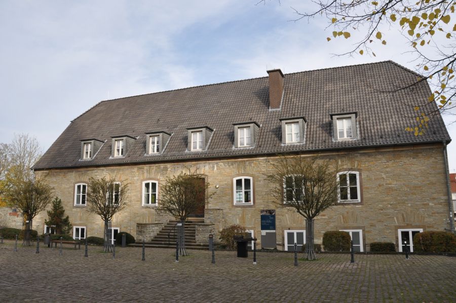 Die Erinnerungs- und Gedenkstätte Wewelsburg 1933 – 1945 im ehemaligen Wachgebäude am Vorplatz der Wewelsburg (Foto: Kreismuseum Wewelsburg)